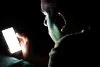 متخصص چشم: ساعت ۱۰ شب به بعد موبایل را کنار بگذارید