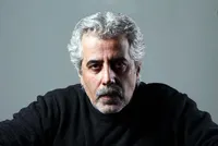 احمدرضا درویش جایزه‌هایش را به سحر امامی، مجری شبکه خبر، اهدا کرد