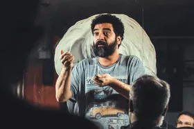 عوامل تئاتر کافه&zwnj;ای &laquo;من مرتضی تنها هستم&raquo; از ضرورت گسترش این گونه نمایشی می&zwnj;گوینــد | نقالی مدرن در کافه پلاتو
