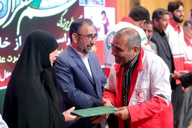  مراسم تجلیل از خادمین زائران پیاده هلال احمر