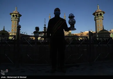 آیین تعویض پرچم گنبد حرم حضرت معصومه(س) و امام رضا (ع) به مناسبت آغاز دهه کرامت