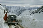 مسیر کوهستانی مشرف به کوه های پر برف پیرینه در فرانسه - سال 1956