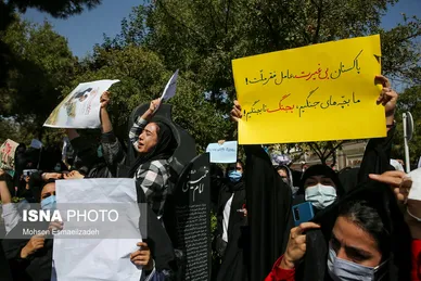 تجمع افغانستانی‌های مقیم تهران و مشهد در مقابل کنسولگری پاکستان