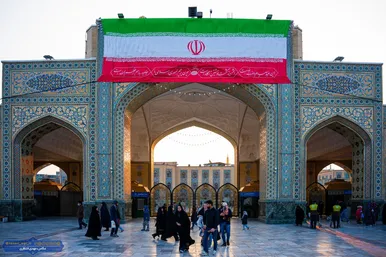 عکس| اهتراز پرچم ایران اسلامی در ورودی‌های حرم مطهر رضوی در آستانه دهه فجر (۱۱ بهمن ۱۴۰۳)