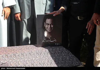 عکس‌هایی از تشییع پیکر رضا داودنژاد