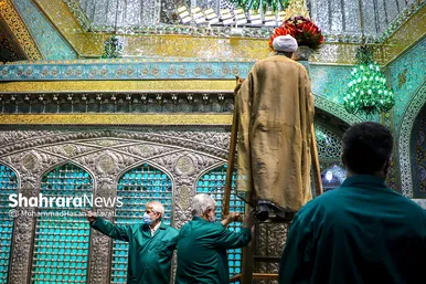 آیین تعویض گل‌های ضریح مطهر رضوی