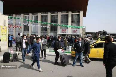 ورود مسافران نوروزی به مشهد از راه آهن
