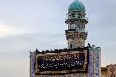 آئین اذن عزای حسینی و تعویض پرچم گنبد حرم مطهر رضوی