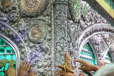گل آرایی ویژه ولادت حضرت امام رضا (علیه السلام) در روضه منوره رضوی