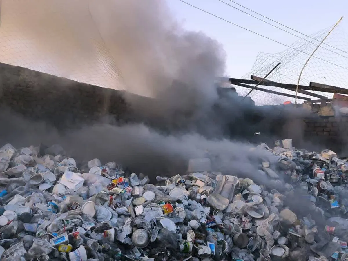 تلاش چهارساعته آتش‌نشانان برای اطفای حریق گسترده انبار ضایعات پلی‌پروپیلن در شرق مشهد