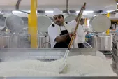 پخت روزانه ۲۰ هزار پرس غذا در مهمان‌سرا‌های حضرت‌رضا(ع)
