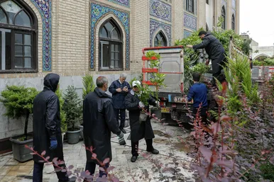 عکس‌هایی از ورود کاروان گل‌های اهدایی به حرم مطهر رضوی