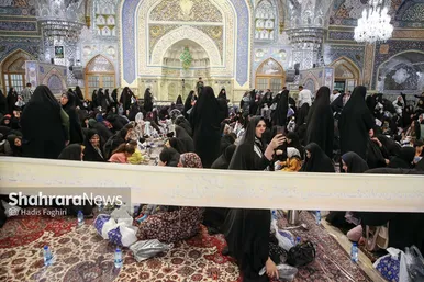 عکس| سفره افطار در حرم مطهر رضوی در شب میلاد امام حسن مجتبی(ع)