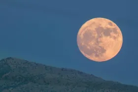 ویدئو| لحظۀ طلوع آخرین ماه کامل پاییز ۱۴۰۳