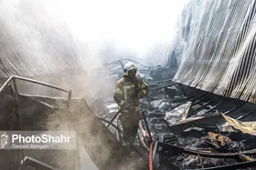 حریق گسترده انبار بزرگ لوازم خانگی در بزرگراه بابانظر | اعزام ۲۰ ماشین آتش&zwnj;نشانی به محل حادثه + عکس و فیلم