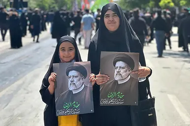 همه برای آخرین دیدار با شهید جمهور آمده‌اند (۳ خرداد ۱۴۰۳)