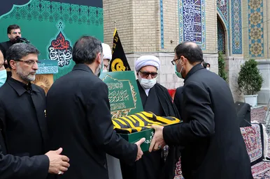 آئین اذن عزای حسینی و تعویض پرچم گنبد حرم مطهر رضوی