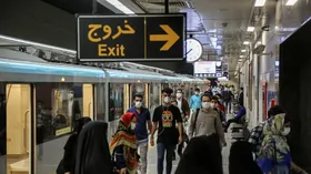 توزیع ماسک رایگان در ایستگاه&zwnj;های قطارشهری مشهد