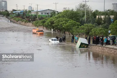 تصاویری از آب گرفتگی در میدان انقلاب اسلامی مشهد (۲۶ اردیبهشت ۱۴۰۳)