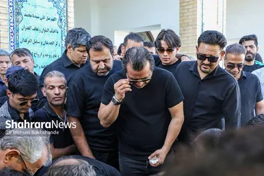 عکس‌هایی از تشییع پیکر پدر خداداد عزیزی در مشهد