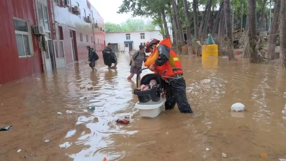 ویدئو| نجات معجزه آسای مرد چینی از سیل در پکن