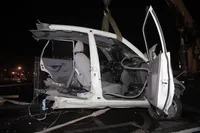 نصف شدن یک خودرو در اثر برخورد با تیر چراغ برق در بلوار نماز مشهد (سه‌شنبه، ۴ آذر ۱۴۰۴) + جزئیات