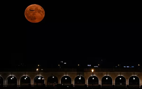 تصاویری از ابرماه (ماه کامل) شب گذشته در سراسر جهان (۱۳ تیر ۱۴۰۲)