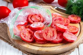 خانه&zwnj;داری | نگهداری گوجه&zwnj;فرنگی در فریزر، بهترین و اقتصادی&zwnj;ترین راهکار است