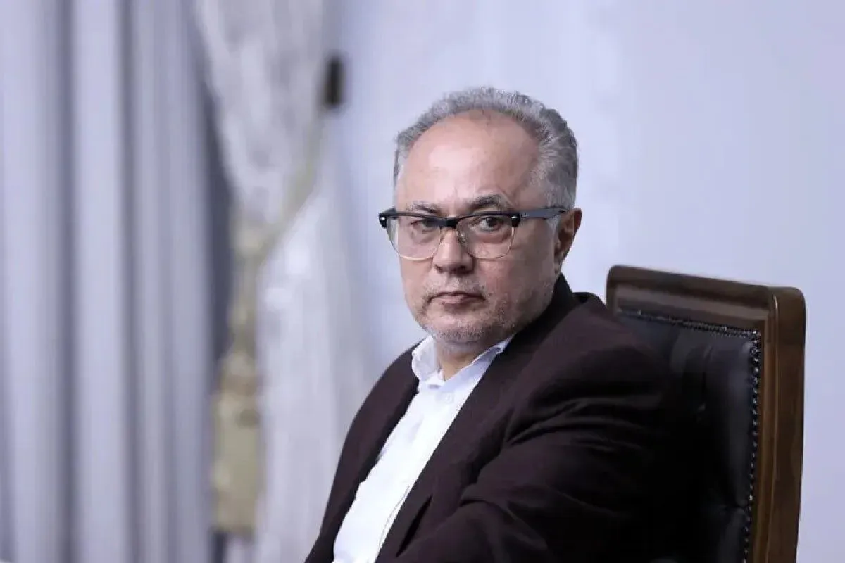 رئیس جمهور، شهرام دبیری، مسافر قطب جنوب را از دولت اخراج کرد