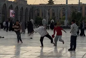 ویدئو | بازی فوتبال و حال خوب کودکان و نوجوانان در صحن حرم مطهر امام رضا علیه السلام