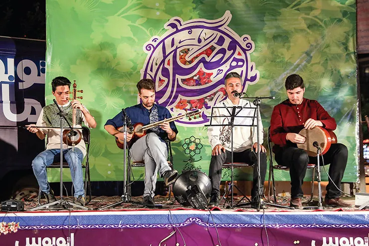 توقف اتوبوس تماشا در ۸ ایستگاه