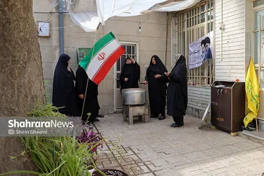 گزارش تصویری | بانوان مشهدی برای مردم حاضر در خیابان ها غذای نذری می پزند