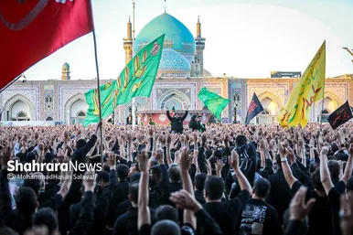 تصاویری از آئین چهارپایه خوانی عصر شهادت امام رضا (ع) در حرم مطهر رضوی
