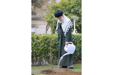 کاشت نهال در روز درختکاری توسط رهبر معظم انقلاب