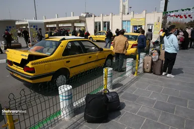 ورود مسافران نوروزی به مشهد از راه آهن