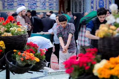 آخرین روز اعتکاف نوجوانان دهه هشتادی در حرم مطهر رضوی