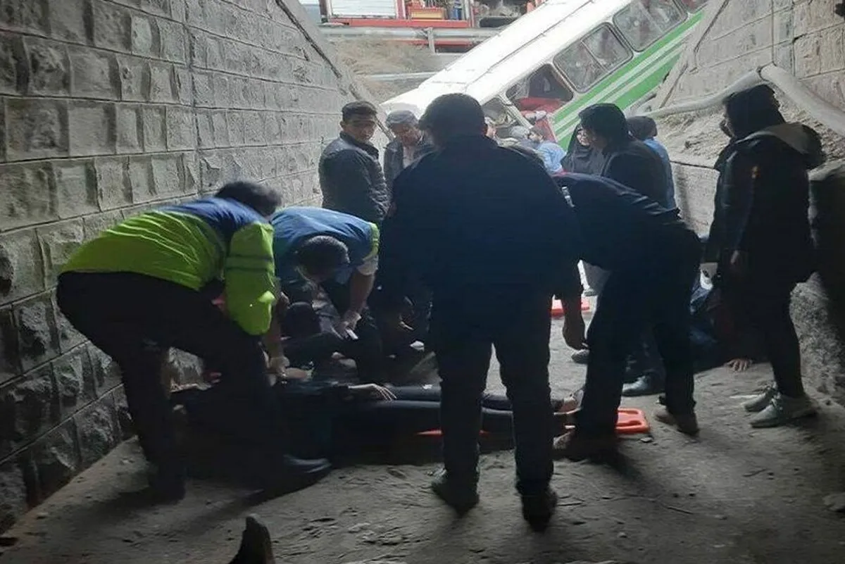 مصدومیت ۱۶ نفر در سانحه واژگونی سرویس کارگران در جاده نیشابور
