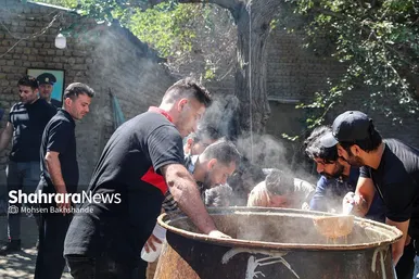 توزیع شله نذری همزمان با شهادت امام حسن عسکری(ع) در مشهد