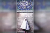 دختری با کفش‌های صورتی