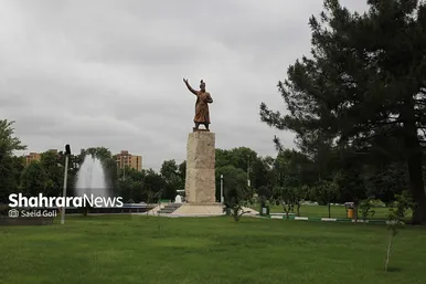 تندیس حکیم توس در میدان فردوسی مشهد