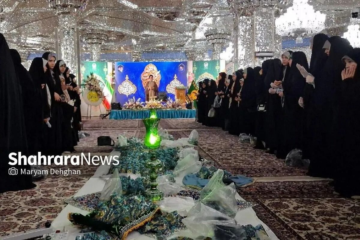 دختران خورشید | دختران نوجوان در مراسم معنوی بسته‌بندی نبات متبرک پای سفره امام رضا (ع) نشستند