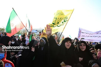 اجرای سرود «سلام فرمانده» با حضور دهه هشتادی و نودی ها در عرصه میدان شهدا مشهد