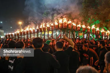 گزارش تصویری | آیین مشعل گردانی نجفی های مقیم مشهد در شب عاشورا
