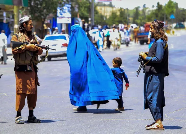 تنها میان طالبان + عکس