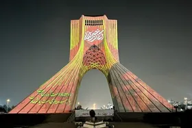 تصاویر شهید سید حسن نصرالله روی سازه برج آزادی تهران