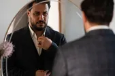 جواد عزتی با «کت چرمی» در راه سینما