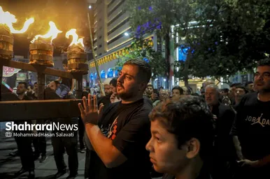 نوجوانان دوشادوش بزرگ‌ترها مسیر را طی می‌کنند.