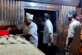 ویدئو | روایت شهرآرانیوز از خدمت&zwnj;گزاری نانوایان مشهدی به زائران اربعین حسینی | قرص نان، نذر زائران اربعین در نجف