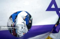 کشیدن آتش به خرمن دشمن | نوجوانان مقابل مجتمع فرهنگی بیت الزهرا (س) مشهد پرچم اسرائیل را آتش می‌زنند