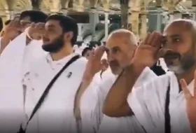 اجرای سرود &laquo;سلام فرمانده&raquo; توسط حجاج بیت&zwnj;الله الحرام در عربستان + فیلم